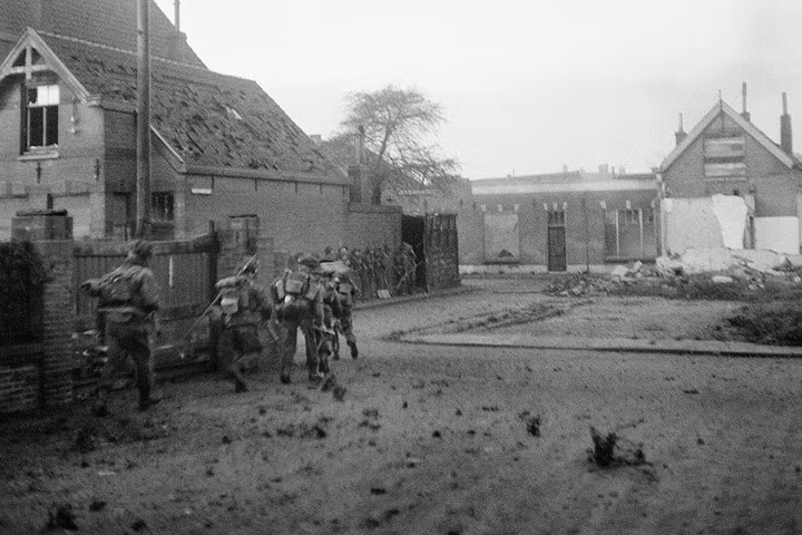 Quân xung kích Anh đổ bộ Walcheren vào lúc bình minh ngày 1/11/1944 dưới sự yểm trợ của tàu chiến Anh. Lực lượng xung kích này có nhiệm vụ dập các hỏa điểm của đối phương đe dọa đường tới cảng Antwerp.