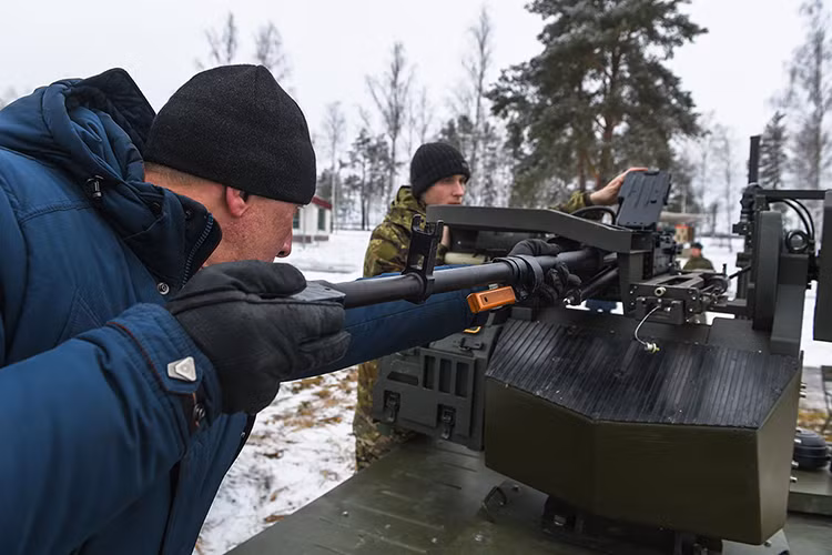 Trong quá trình thử nghiệm, robot chiến đấu Nerekhta cũng được tích hợp với một số loại vũ khí khác như súng máy hạng nhẹ 7.62mm hoặc súng phóng lựu tự động 30mm AGS-30. Nguồn ảnh: tvzvezda.