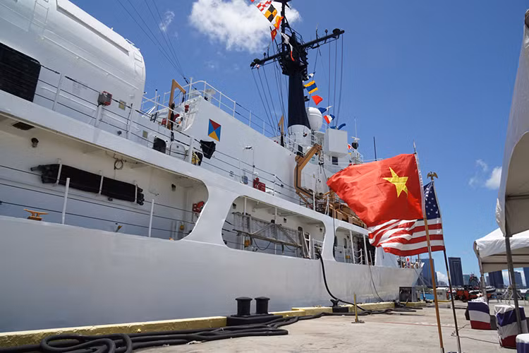 Trước đó vào tháng 5/2017 tại Honolulu, Hawaii, đại diện Tuần duyên Mỹ đã chính thức bàn giao tàu USCG Morgenthau (WHEC 722) tên gọi trước đó của tàu CSB-8020 cho đại diện Cảnh sát biển Việt Nam. Đến tháng 11 cùng năm, tàu CSB-8020 chính thức lên đường trở về. Nguồn ảnh: usni.org.