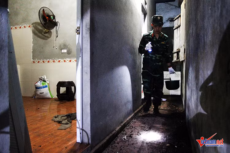  Công binh vào từng ngóc ngách để dò tìm dị vật.