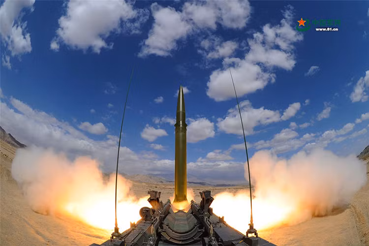 Vào đầu tuần này các tờ báo quân sự lớn của Trung Quốc đều đồng loạt đưa tin về đợt diễn tập bắn đạn thật quy mô của Lực lượng Tên lửa Chiến lược Trung Quốc hay còn được biết tới với cái tên pháo binh số 2 Trung Quốc. Nguồn ảnh: 81.cn.