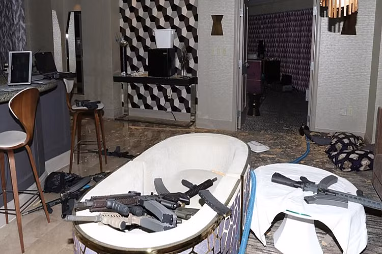 Và với số vũ khí trên trong đêm 1/10/2017, Paddock đã giết chết 58 người và làm 1.000 người khác bị thương, thậm chí y còn đặt camera quay lại hành động man rợ của mình. Ảnh: Daily Mail.