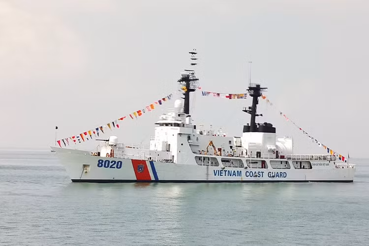 Tạp chí quân sự Jane’s nhận định, với lượng giãn nước hơn 3.000 tấn tàu CSB-8020 là tàu tuần tra lớn nhất của Cảnh sát biển Việt Nam và trong tương lai sẽ là một trong nhưng “nhân tố” quan trọng giúp Việt Nam duy trì an ninh hàng hải trên Biển Đông. Nguồn ảnh: Quân đội Nhân dân.