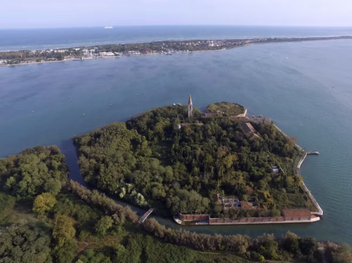 Poveglia là một hòn đảo nhỏ nằm giữa thành phố Venice và đảo Lido ở phía Bắc Italy. Từ năm 1968, khi bệnh viện tâm thần trên hòn đảo đóng cửa cũng là lúc nó bị bỏ hoang cho đến tận ngày nay. Hiện nay, hòn đảo được ngăn cách thành hai phần riêng biệt bởi một con kênh nhỏ, một bên là cây cối rậm rạp và bên còn lại là những toà nhà đổ nát. Hòn đảo Poveglia nhìn từ trên không. Ảnh: The Sun