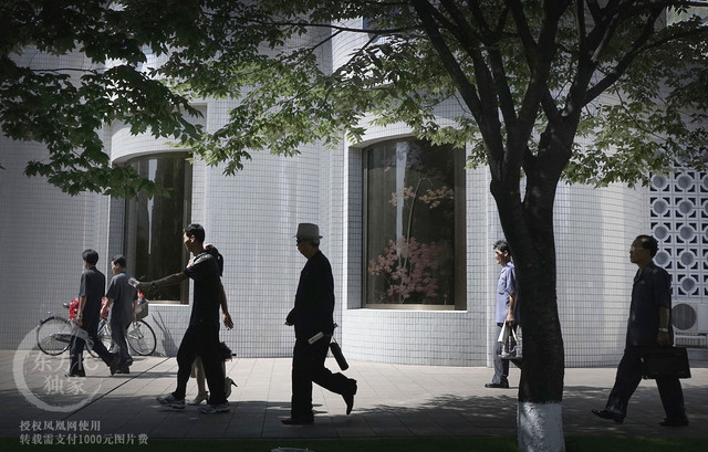 Người dân đi bộ ngang qua một nhà hàng.