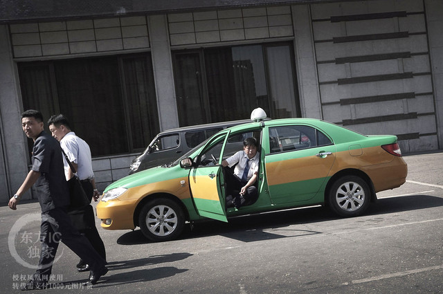 Tài xế taxi đậu xe bên ngoài một khách sạn.