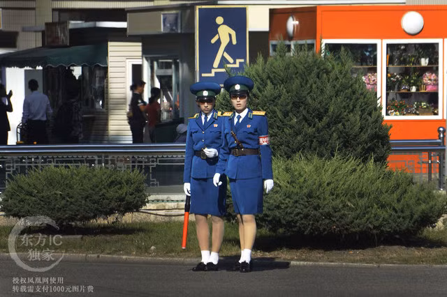 Hai nữ cảnh sát giao thông đang làm nhiệm vụ.