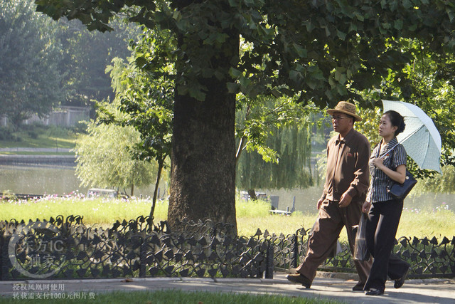 Đôi trung niên đi bộ dọc sông ở Bình Nhưỡng.