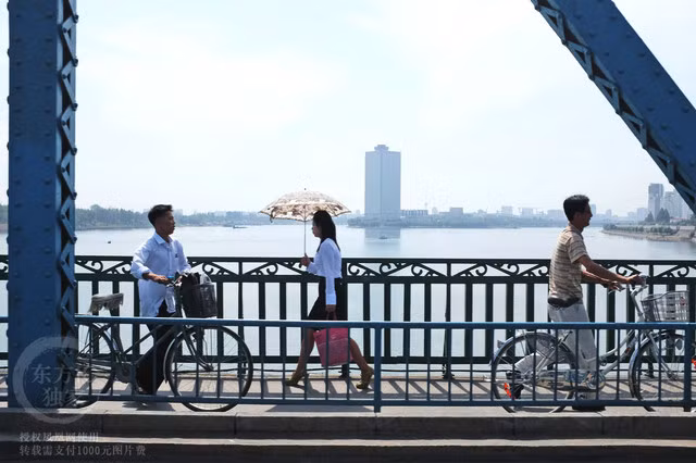 Người dân đii bộ trên cầu bắc ngang sông Datong.