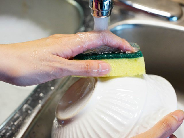 Trước hết, khi sử dụng nước rửa bát, không nên ngâm bộ đồ ăn, bát đũa trong nước lâu. Vì làm như vậy lượng nước rửa còn sót lại sẽ tăng lên, điều này sẽ ảnh hưởng trực tiếp đến sức khoẻ nếu như kéo dài và liên tục. 