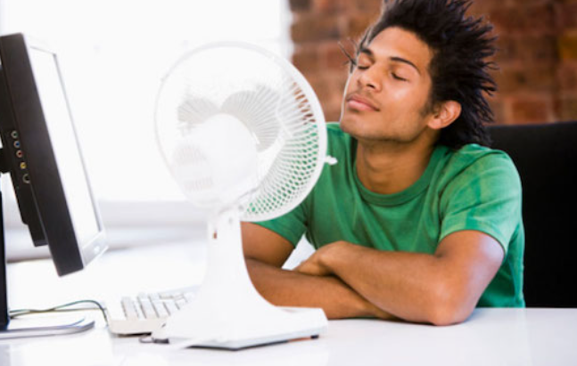 - Chuẩn bị một túi ni lông chùm lên quạt điện. Nhấn công tắc cho quạt chạy để hút hết bụi tự bong ra, nếu nhiều bụi bạn có thể cho quạt quay về gió tản đi nhiều hướng, lấy được toàn bộ số bụi bẩn. 