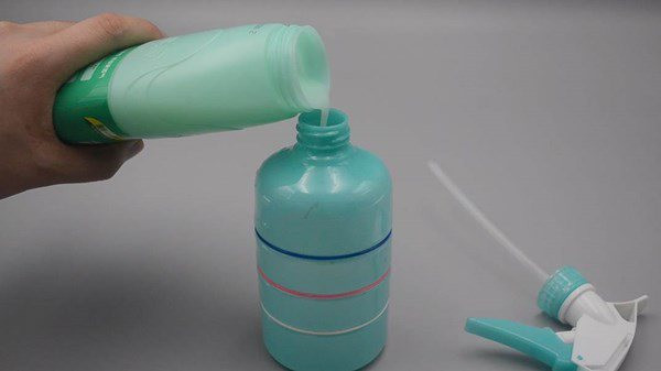 Nhưng làm sạch một chiếc quạt thật sự rất mất thời gian, phải tháo khung, tách riêng hai phần lồng cánh, vệ sinh từng chi tiết một... những công đoạn này khiến chúng ta mất từ 30 phút tới cả tiếng để vệ sinh sạch sẽ một chiếc quạt. Thử ngay cách bên dưới này, bạn sẽ rảnh rang hơn nhiều đấy: