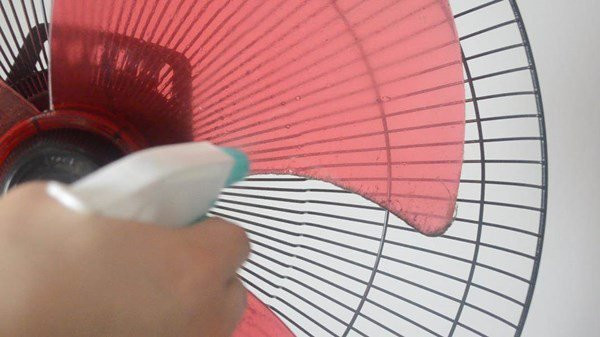 Phương pháp làm sạch mà không cần tháo dỡ quạt điện: Chuẩn bị: - Bước đầu tiên bạn chuẩn bị một nửa chậu nước và đổ một ít bột giặt vào. Vì bột giặt có tác dụng làm sạch và khử độc.