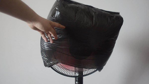 - Bước thứ hai, bạn tiếp tục đổ một chút nước xả vải và giấm trắng vào bình tưới. Vì giấm trắng không chỉ có thể khử trùng mà còn có thể làm ẩm, mềm các vết bẩn trên quạt điện. Bằng cách này, bụi trên cánh quạt của quạt điện sẽ dễ bong ra hơn. - Bước thứ ba, cho một ít nước vệ sinh vào bình, đậy kín nắp và lắc đều. 