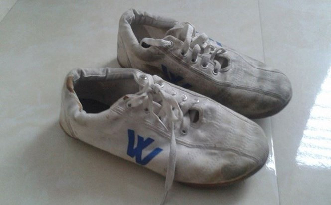 Giày và quần áo cũ: Giày cũ có thể ảnh hưởng đến bàn chân và cơ bắp chân, trong khi những mảng sợi cũ của quần áo có thể gây kích ứng da. Vậy nên, hãy nói lời tạm biệt với chúng vì sức khỏe của bạn./.