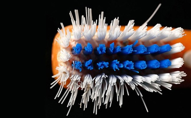 Bàn chải đánh răng cũ: Thay bàn chải đánh răng của bạn hàng tháng để giữ răng và miệng khỏe mạnh. Cũng giống như bọt biển nhà bếp và gối cũ, bàn chải đánh răng cũ tập hợp vi khuẩn có thể gây nhiễm trùng răng và miệng.