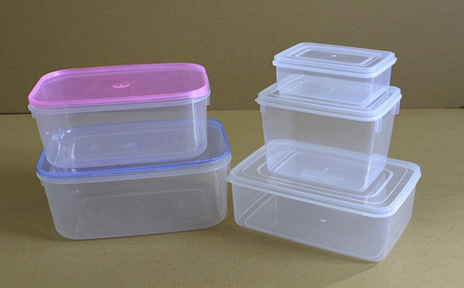 Hộp nhựa: Có rất nhiều người trên thế giới đang chọn cách sống “không đồ nhựa” và đó là cuộc sống lành mạnh hơn nhiều so với những người sử dụng hộp nhựa thường xuyên. Tránh sử dụng hộp nhựa có đánh dấu '3', ‘PVC', '7' và 'PC’ vì chúng chứa nhiều hợp chất có thể ngấm vào thức ăn.