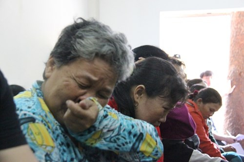 Mẹ của phạm nhân Nhờ nghẹn ngào tại phiên toà xét xử con. Từ ngày gặp con ở toà đến nay bà và các anh chị của Nhờ chưa một lần đến thăm con vì gia cảnh nghèo khó.