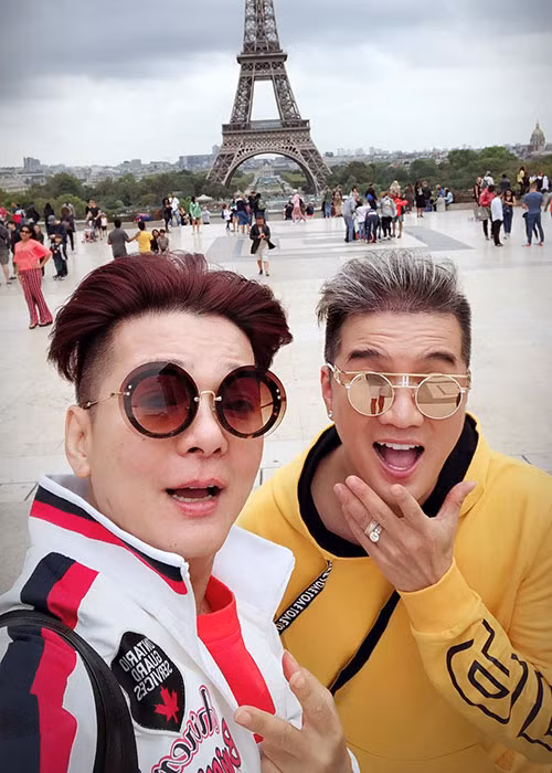 Hình ảnh Đàm Vĩnh Hưng khá trẻ so với tuổi thật của anh trong trang phục, phụ kiện có màu sắc nổi bật, bắt mắt. Ảnh: FBNV