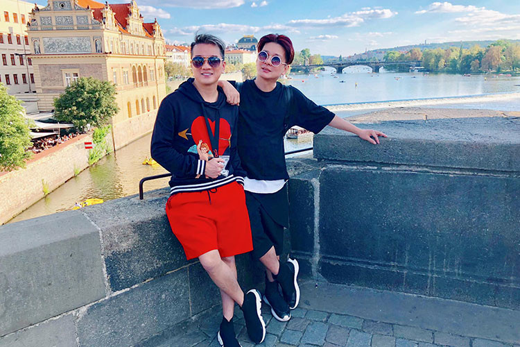 Trong chuyến lưu diễn châu Âu mới đây, Đàm Vĩnh Hưng ăn mặc trẻ trung, sành điệu khi đi dạo phố. Ảnh: FBNV