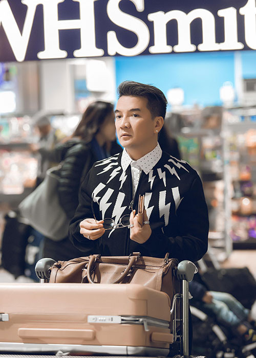 Mỗi lần đi công tác nước ngoài, nam ca sĩ mang theo rất nhiều trang phục để luôn xuất hiện mới mẻ. Ảnh: Nguoiduatin