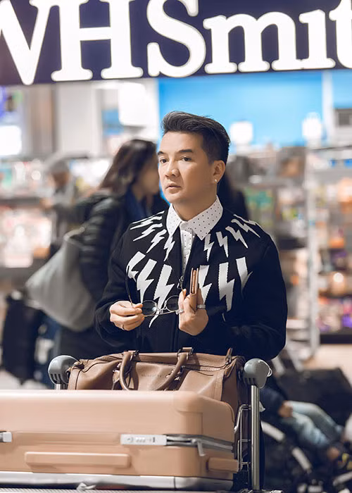 Mỗi lần đi công tác nước ngoài, nam ca sĩ mang theo rất nhiều trang phục để luôn xuất hiện mới mẻ. Ảnh: Nguoiduatin