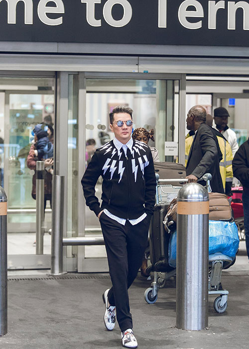 Năm 2017, sang London dự lễ trao giải MTV EMA 2017, Mr Đàm nổi bật tại sân bay bởi vẻ ngoài sành điệu, bảnh bao. Ảnh: Vietnamnet