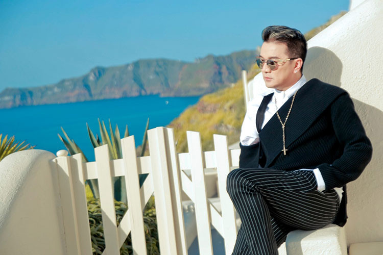 Trong chuyến lưu diễn châu Âu vào năm 2017, "ông hoàng nhạc Việt" thực hiện bộ ảnh tại "đảo thiên đường" Santorini. Ảnh: Thegioidienanh
