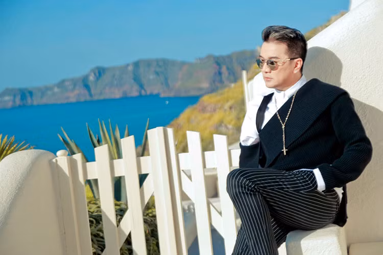 Trong chuyến lưu diễn châu Âu vào năm 2017, "ông hoàng nhạc Việt" thực hiện bộ ảnh tại "đảo thiên đường" Santorini. Ảnh: Thegioidienanh