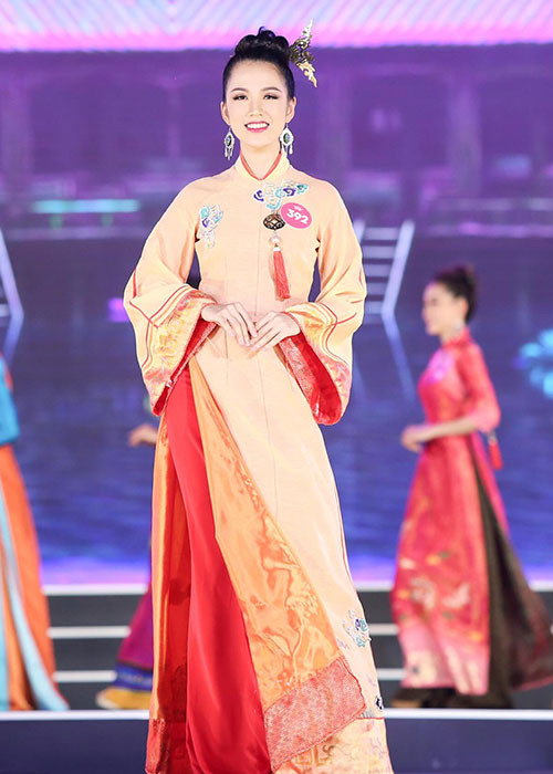 Người đẹp sinh năm 1994, cao 1m71, sở hữu số đo 3 vòng 79-62-89.