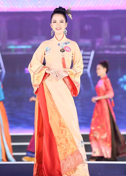 Người đẹp sinh năm 1994, cao 1m71, sở hữu số đo 3 vòng 79-62-89.