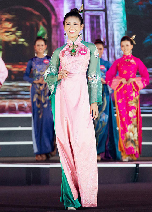 Người đẹp 9x cũng từng đoạt giải ba cuộc thi Miss áo dài nữ sinh Việt Nam 2015, trở thành Đại sứ Hotvteen Hà Nội 2014.