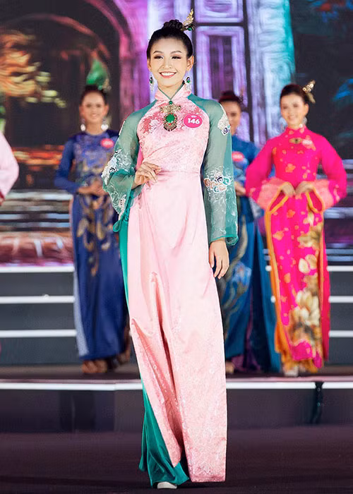 Người đẹp 9x cũng từng đoạt giải ba cuộc thi Miss áo dài nữ sinh Việt Nam 2015, trở thành Đại sứ Hotvteen Hà Nội 2014.