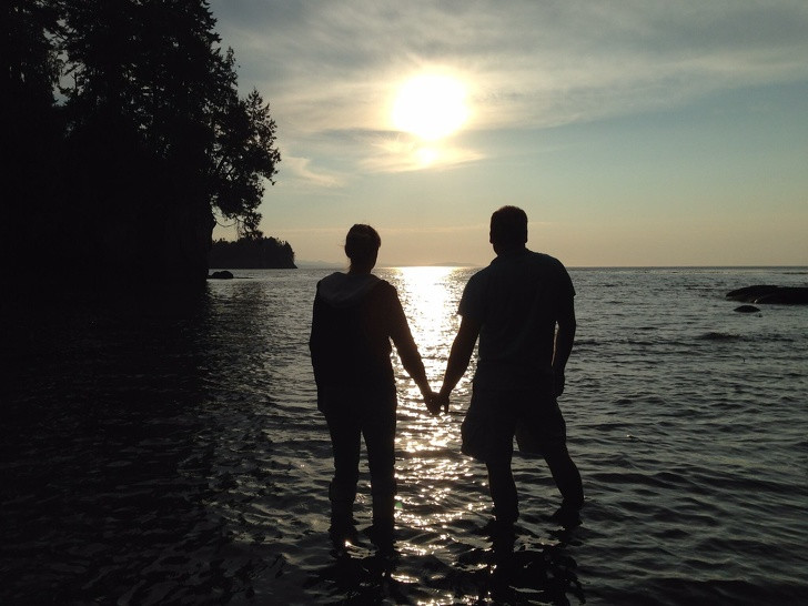 Tuy cưới tới 5 vợ, Brady vẫn có thời gian lãng mạn bên cạnh mỗi người phụ nữ.