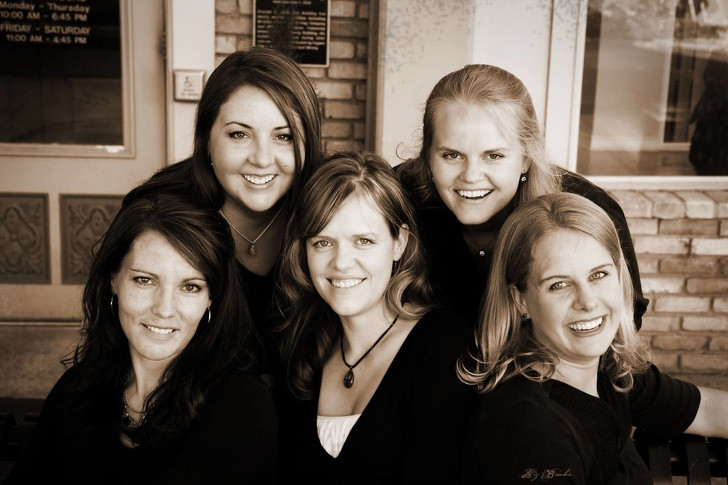 Dù mọi người có nghĩ gì đi chăng nữa, 5 cô vợ của Brady vẫn cảm thấy hạnh phúc và hài lòng với cuộc sống hiện tại.