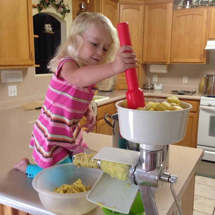Cô nhóc này lại mê nấu ăn.
