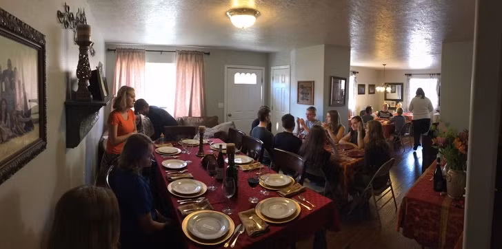 Các bữa cơm chiều đều có đông đủ thành viên.