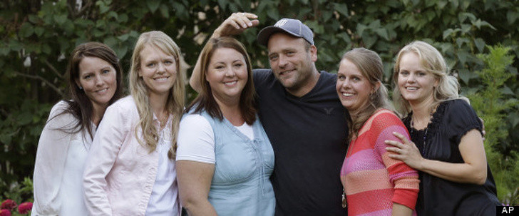 Brady có một cuộc sống viên mãn bên cạnh 5 người phụ nữ mà ông yêu thương. Việc đàn ông cưới nhiều vợ (đa thê) ở phương Tây ngày càng phổ biến hơn chúng ta nghĩ khi ước tính có khoảng 50.000 tới 100.000 người ở Mỹ sống như vậy.