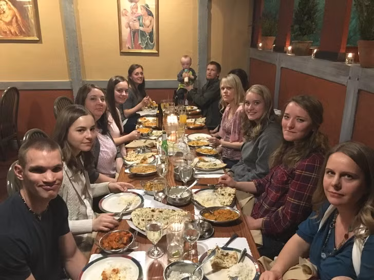 Đại gia đình quây quần bên nhau mỗi dịp sinh nhật.