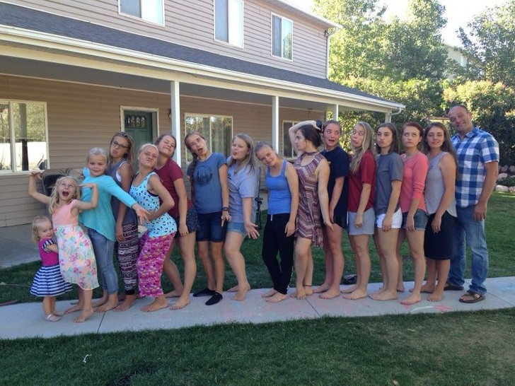 5 người vợ của Brady chung sống hòa thuận và cùng nhau nuôi dưỡng những đứa trẻ.