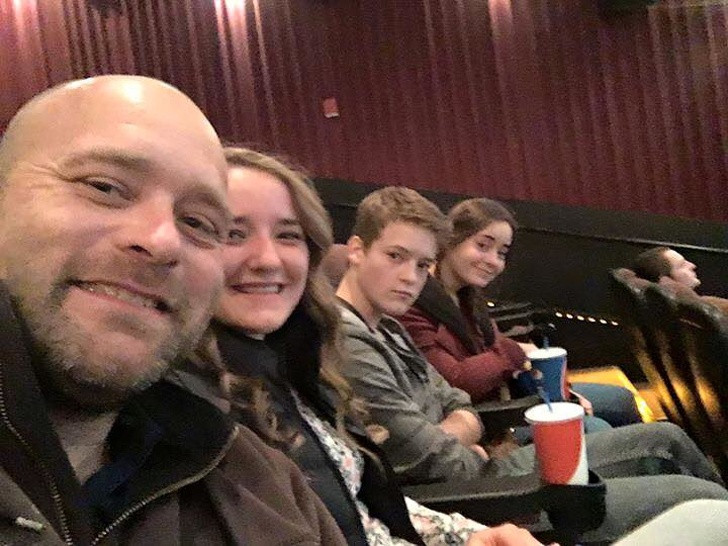 Họ cùng nhau đi xem phim.