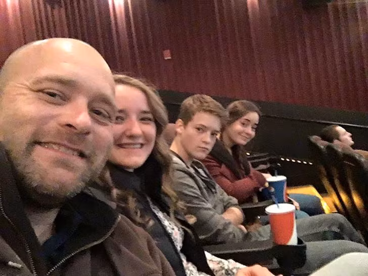 Họ cùng nhau đi xem phim.