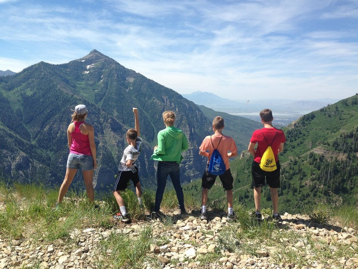 Các thành viên tham gia các chuyến đi bộ đường dài cùng nhau.