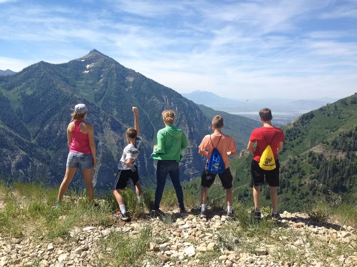 Các thành viên tham gia các chuyến đi bộ đường dài cùng nhau.