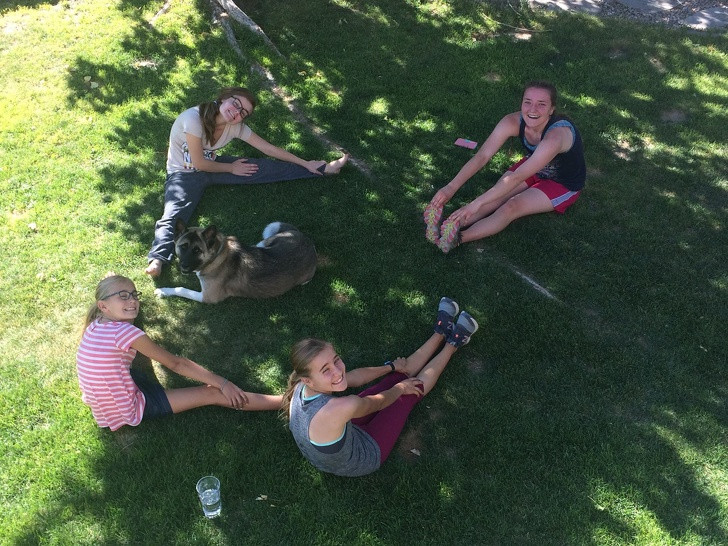 Những cô con gái của Brady có thể dễ dàng kết thân với nhau, vừa là chị em, vừa là bạn bè, chia sẻ mọi điều trong cuộc sống và cùng nhau tham gia các hoạt động ngoài trời.