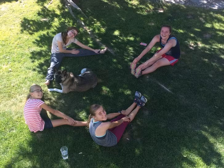 Những cô con gái của Brady có thể dễ dàng kết thân với nhau, vừa là chị em, vừa là bạn bè, chia sẻ mọi điều trong cuộc sống và cùng nhau tham gia các hoạt động ngoài trời.