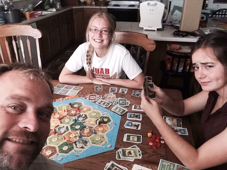 Cha cùng con gái chơi bài.