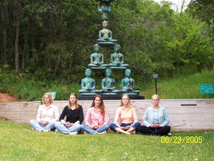 Những bà vợ của Brady cũng vậy. Họ cùng nhau tập thiền hồi năm 2005.