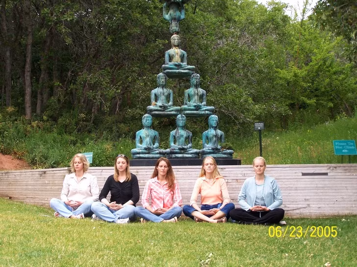 Những bà vợ của Brady cũng vậy. Họ cùng nhau tập thiền hồi năm 2005.