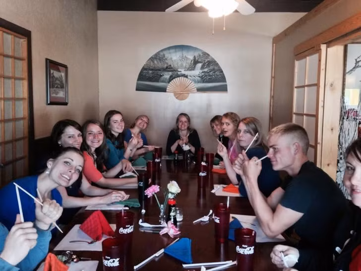 Rất, rất nhiều tiệc sinh nhật của gia đình Brady diễn ra mỗi năm.